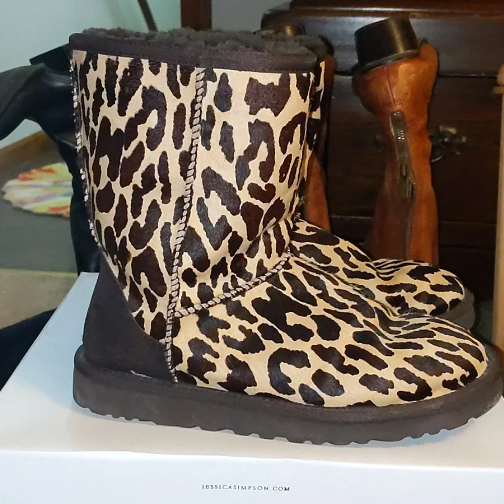 Excellent Condition - UGG Leopard Print Cozy Winter Boots - Picture 1 of 5